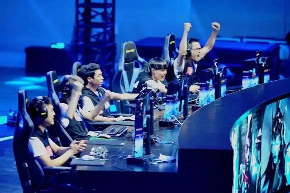 英雄联盟比分：LCK夏季赛DWG 2：0 T1，T1微博瞬间沦陷